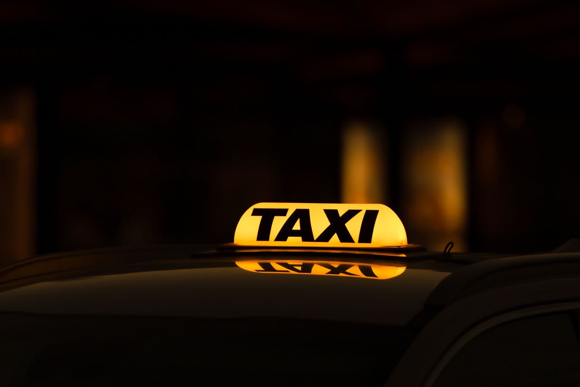 Private driver, taxi or ride-hailing app: what's the difference?